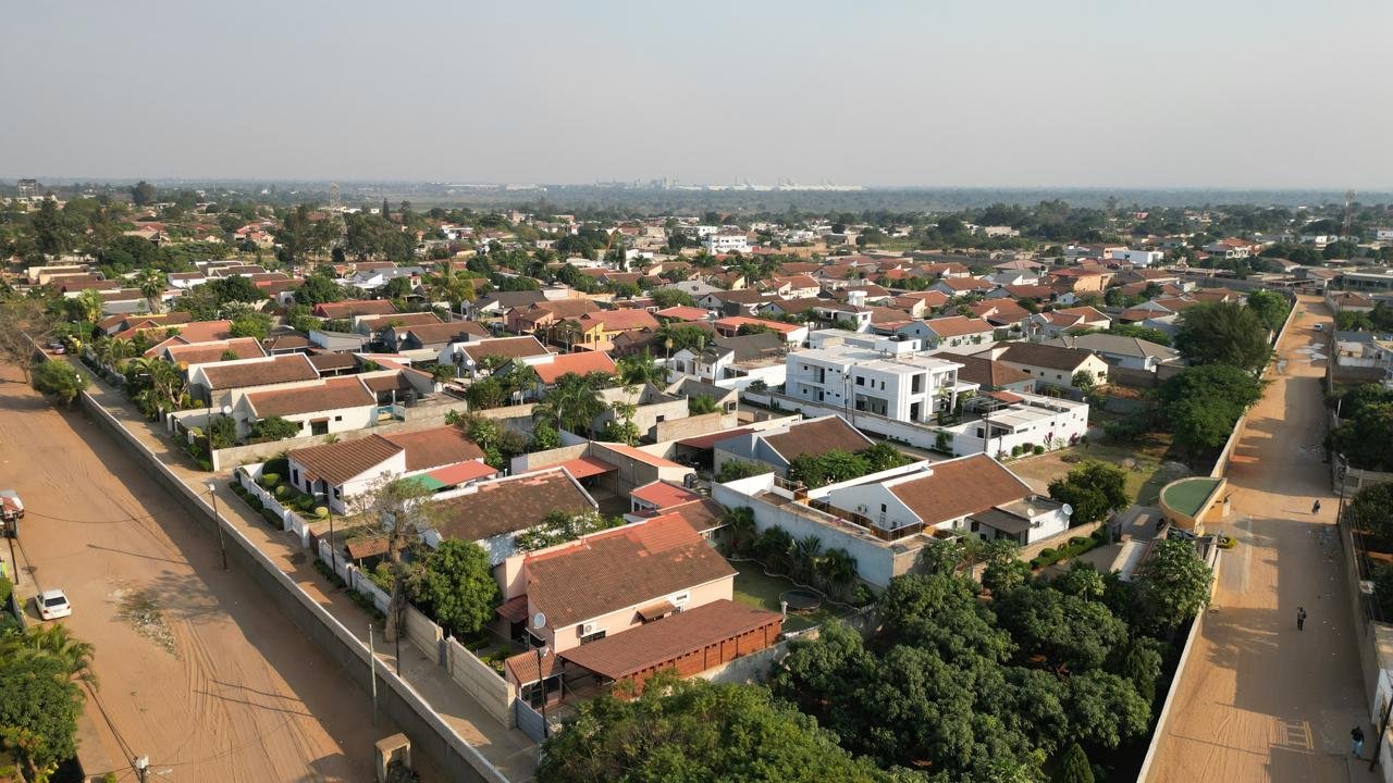 Vista aérea de casas modernas em condomínio no Zimpeto construídas pela Esselte